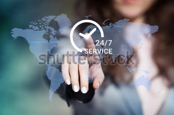 24/7 Service mit Weltkarte und Hand, die auf Bildschirm tippt.