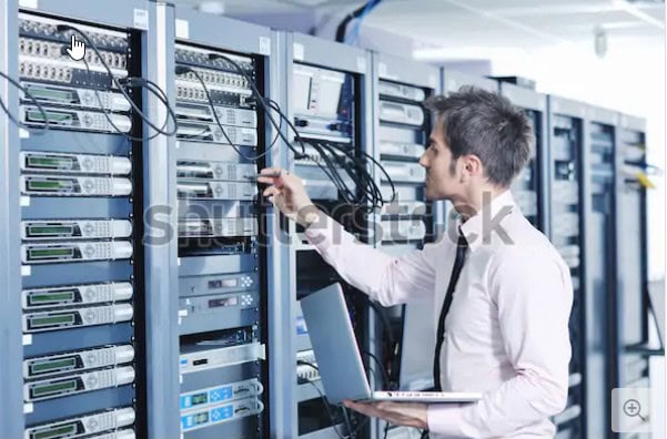 Techniker überprüft Server in Rechenzentrum für IT-Services.